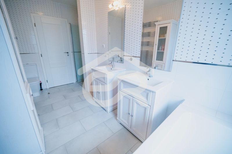 Na predaj 5i rodinný dom, novostavba, Vráble, pozemok 1200m2 - Kúpeľňa s dvomi umývadlami, vaňou a dlažbou v rodinnom dome.