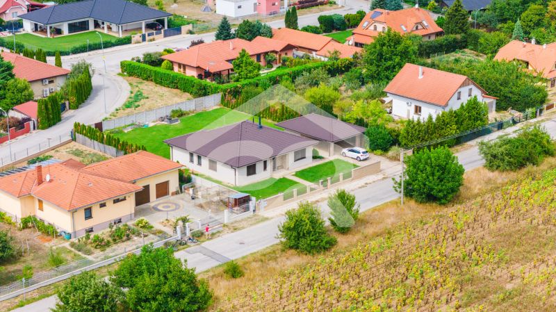 Na predaj 5i rodinný dom, novostavba, Vráble, pozemok 1200m2 - Letecký pohľad na rodinné domy na Družstevnej ulici vo Vrábľoch obklopené zeleňou a zeleňou.