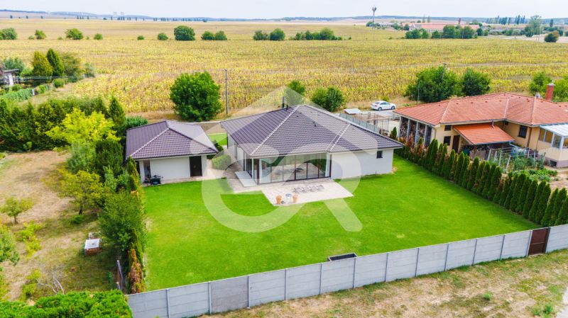 Na predaj 5i rodinný dom, novostavba, Vráble, pozemok 1200m2 - Rodinný dom na Družstevnej ulici vo Vrábľoch s priestrannou záhradou a terasou.