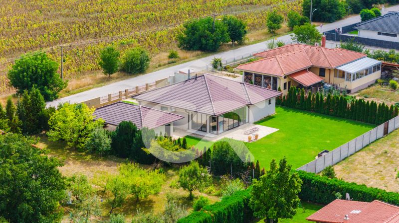 Na predaj 5i rodinný dom, novostavba, Vráble, pozemok 1200m2 - Rodinný dom na Družstevnej ulici vo Vrábľoch s udržiavanou záhradou a okolím.
