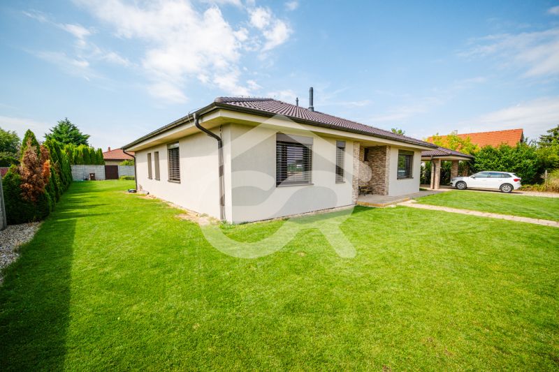 Na predaj 5i rodinný dom, novostavba, Vráble, pozemok 1200m2 - Rodinný dom na Družstevnej ulici vo Vrábľoch s udržiavanou záhradou a parkovaním.
