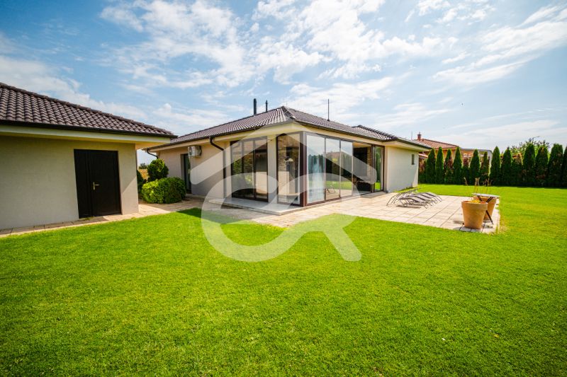 Na predaj 5i rodinný dom, novostavba, Vráble, pozemok 1200m2 - Rodinný dom na Družstevnej ulici vo Vrábľoch s trávnikom a terasou.