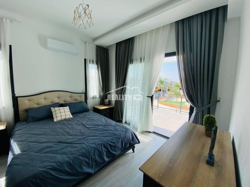 MODERNÁ VILA 3+1 S VÝHĽADOM NA MORE A HORY | YENİ BOĞAZİÇİ, - Spálňa v rodinnom dome s veľkou posteľou a podlahou s dreveným dekorom.