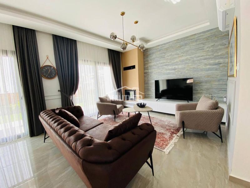 MODERNÁ VILA 3+1 S VÝHĽADOM NA MORE A HORY | YENİ BOĞAZİÇİ, - Obývacia izba v rodinnom dome s luxusnou pohovkou, koberec a veľká televízia.