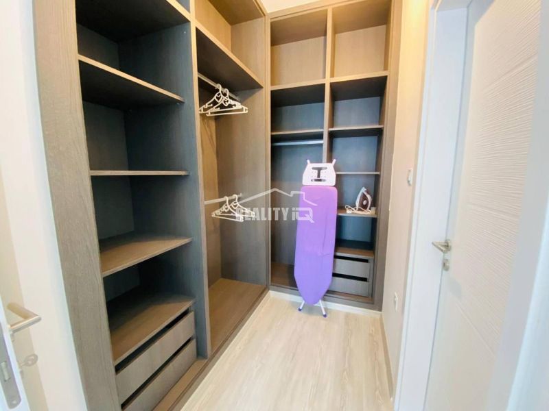 MODERNÁ VILA 3+1 S VÝHĽADOM NA MORE A HORY | YENİ BOĞAZİÇİ, - Šatník v rodinnom dome s policami, vešiakmi a žehliacou doskou.