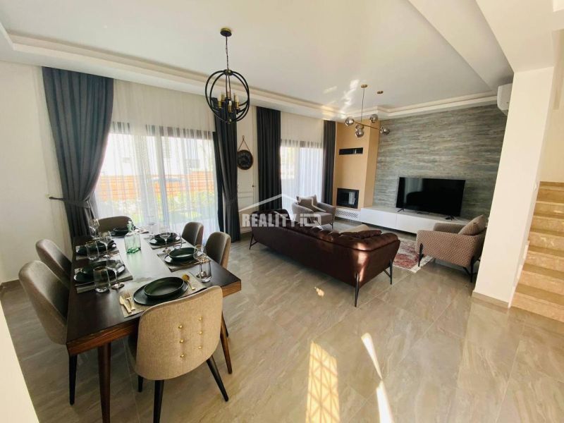 MODERNÁ VILA 3+1 S VÝHĽADOM NA MORE A HORY | YENİ BOĞAZİÇİ, - Obývačka s jedálenským stolom, pohovkou a veľkou TV v rodinnom dome.