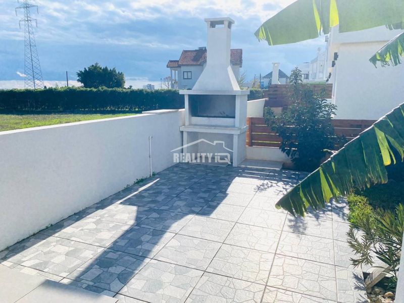 MODERNÁ VILA 3+1 S VÝHĽADOM NA MORE A HORY | YENİ BOĞAZİÇİ, - Dvor rodinného domu v Yeni Boğaziçi s terasou a vonkajším grilom.