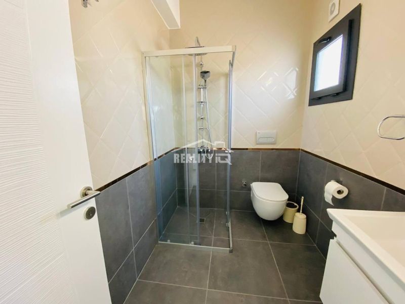 MODERNÁ VILA 3+1 S VÝHĽADOM NA MORE A HORY | YENİ BOĞAZİÇİ, - Kúpeľňa v rodinnom dome so sprchou, tmavou dlažbou a svetlými obkladmi.