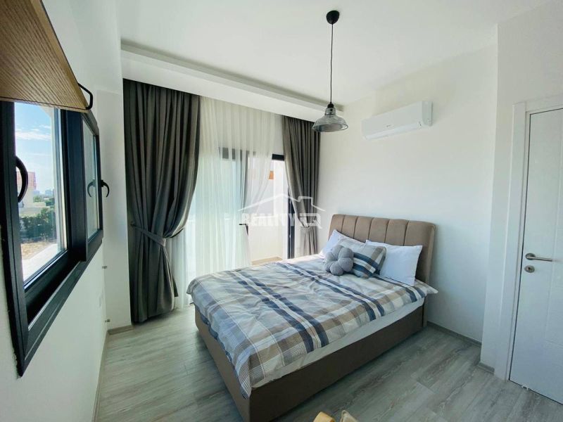 MODERNÁ VILA 3+1 S VÝHĽADOM NA MORE A HORY | YENİ BOĞAZİÇİ, - Spálňa s veľkým oknom, závesmi a podlahou s dreveným dekorom v rodinnom dome.