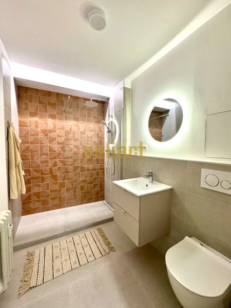 Na predaj úplne nový 1i byt od architekta v tichej časti Dúbravky - Kúpeľňa v 1-izbovom byte s walk-in sprchou a okrúhlym zrkadlom.