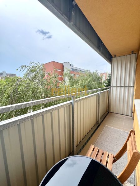 Na predaj úplne nový 1i byt od architekta v tichej časti Dúbravky - Balkón 1-izbového bytu na Sekurisovej ulici v Bratislave - Dúbravka s výhľadom na zeleň.