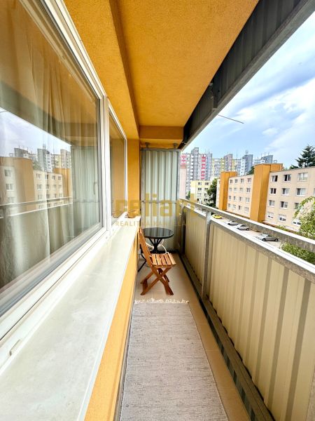 Na predaj úplne nový 1i byt od architekta v tichej časti Dúbravky - Balkón s posedením na Sekurisovej ulici v 1-izbovom byte v Bratislave - Dúbravke.