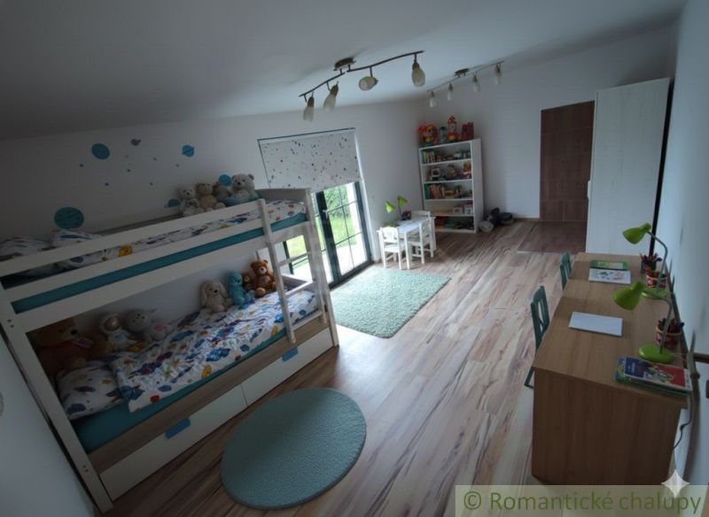 INVESTIČNÁ PRÍLEŽITOSŤ: Flexibilný objekt na bývanie aj podnikanie15 m - Detská izba s poschodovou posteľou, písacím stolom a podlahou s dreveným dekorom.