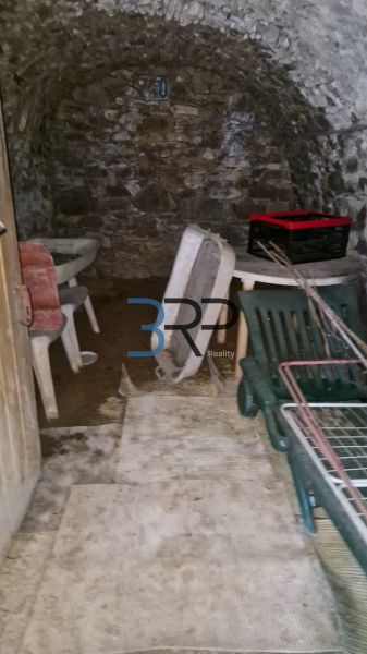 Mokrý Háj - predaj dom - Kamenná pivnica rodinného domu v Mokrém Háji s uloženým nábytkom a prepravkami.