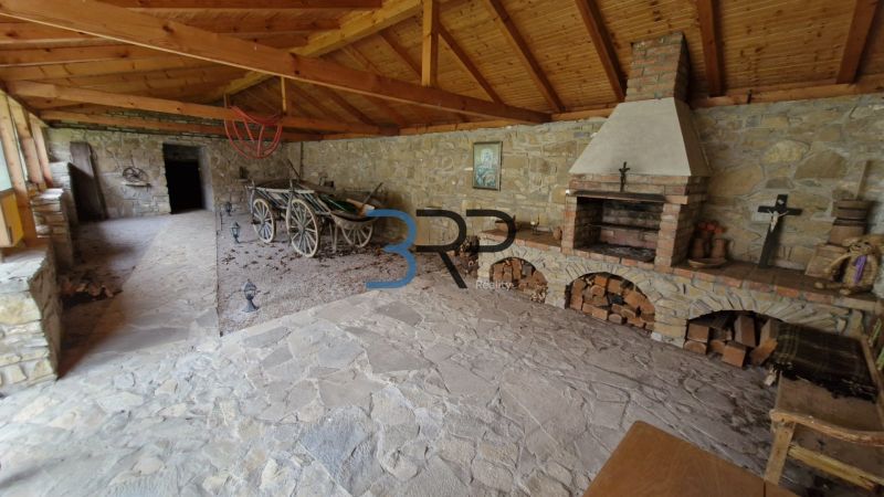 Mokrý Háj - predaj dom - Kryté posedenie s krbom a kameňmi v rodinnom dome, s tradičným vozom a drevom.
