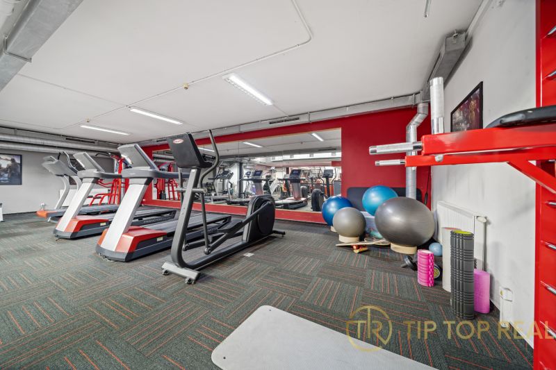 Na predaj PRIESTRANNÉ FITNESS CENTRUM na LUKRATÍVNEJ ADRESE RUŽINOVA - Fitness centrum s bežeckými pásmi a cvičebnými pomôckami v obchodných priestoroch.