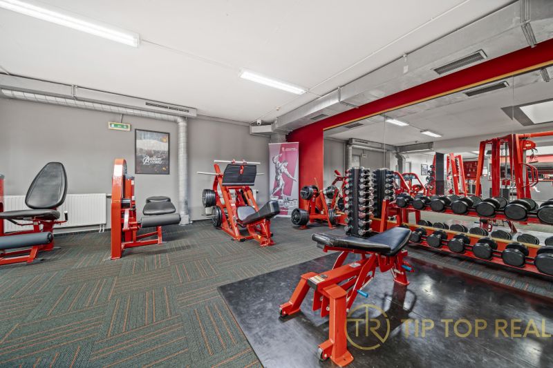 Na predaj PRIESTRANNÉ FITNESS CENTRUM na LUKRATÍVNEJ ADRESE RUŽINOVA - Fitness centrum s posilňovacími strojmi a vybavením, Obchodné priestory.