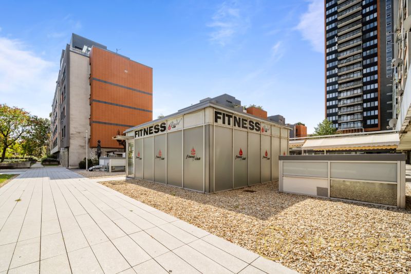 Na predaj PRIESTRANNÉ FITNESS CENTRUM na LUKRATÍVNEJ ADRESE RUŽINOVA - Exteriér Bratislava - Nivy, Trenčianska: Fitness centrum obklopené modernými budovami a spevnenými plochami.