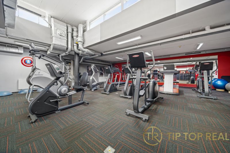 Na predaj PRIESTRANNÉ FITNESS CENTRUM na LUKRATÍVNEJ ADRESE RUŽINOVA - Fitness centrum s posilňovacím vybavením, zrkadlami a vzduchotechnikou v obchodných priestoroch.