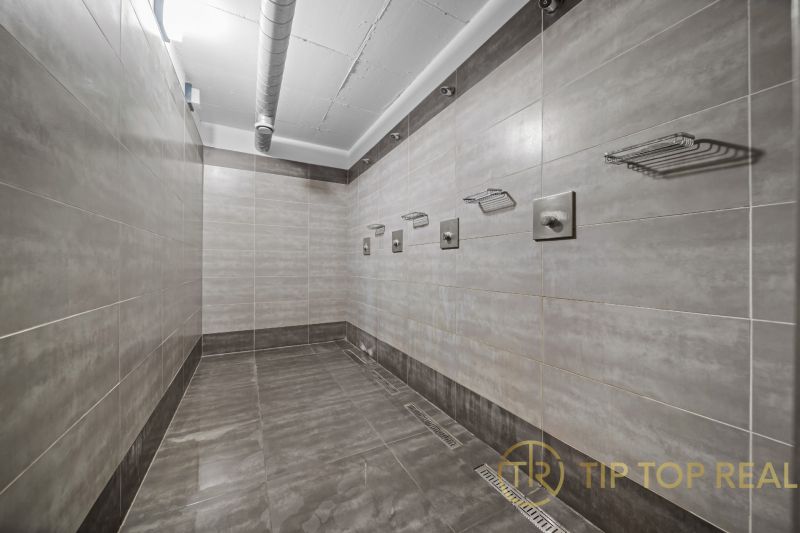 Na predaj PRIESTRANNÉ FITNESS CENTRUM na LUKRATÍVNEJ ADRESE RUŽINOVA - Sprchová miestnosť v obchodných priestoroch s keramickými obkladmi a ventiláciou.