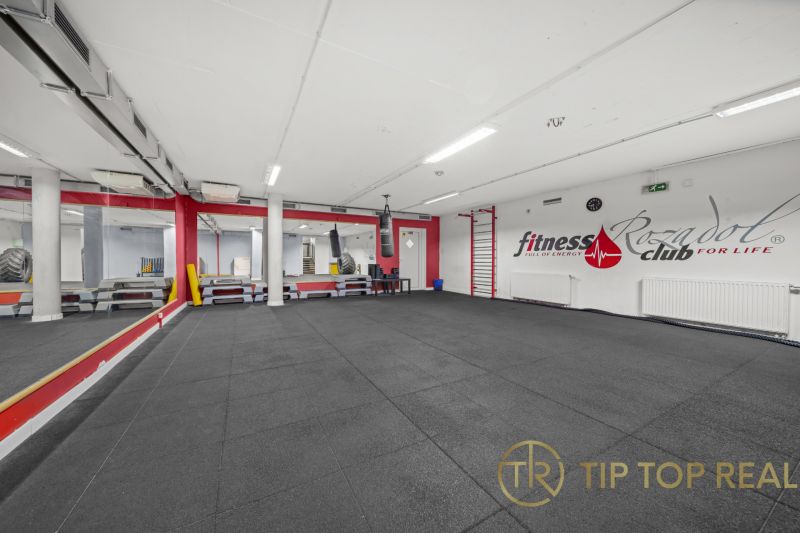 Na predaj PRIESTRANNÉ FITNESS CENTRUM na LUKRATÍVNEJ ADRESE RUŽINOVA - Fitness priestor s boxovacím vrecom a zrkadlami.