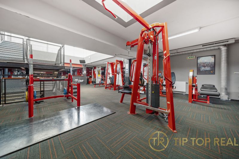 Na predaj PRIESTRANNÉ FITNESS CENTRUM na LUKRATÍVNEJ ADRESE RUŽINOVA - Fitness centrum s činkami a posilňovacími strojmi, obchodné priestory.