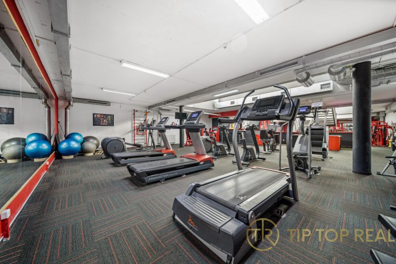 Na predaj PRIESTRANNÉ FITNESS CENTRUM na LUKRATÍVNEJ ADRESE RUŽINOVA - Fitness centrum s bežeckými pásmi a cvičebnými pomôckami v obchodných priestoroch.