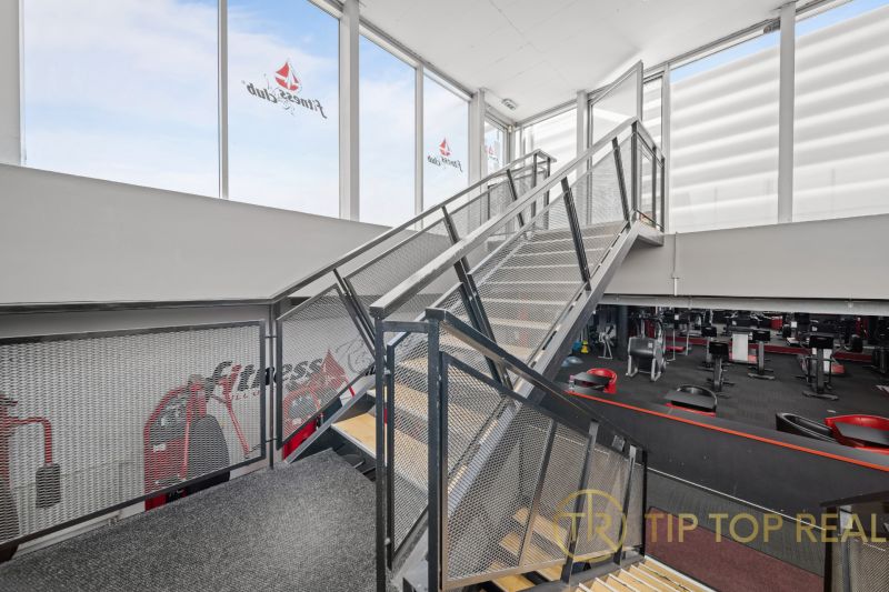 Na predaj PRIESTRANNÉ FITNESS CENTRUM na LUKRATÍVNEJ ADRESE RUŽINOVA - Oceľové schodisko v dvojpodlažných obchodných priestoroch s fitness zariadeniami.