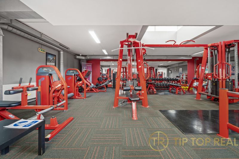 Na predaj PRIESTRANNÉ FITNESS CENTRUM na LUKRATÍVNEJ ADRESE RUŽINOVA - Telocvičňa s posilňovacími strojmi a činkami v obchodných priestoroch.