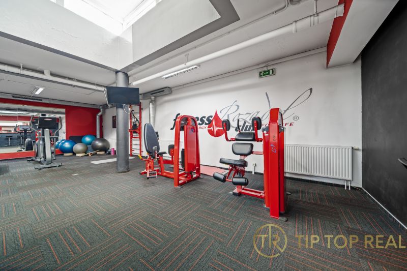 Na predaj PRIESTRANNÉ FITNESS CENTRUM na LUKRATÍVNEJ ADRESE RUŽINOVA - Fitness centrum s posilňovacími strojmi, bežeckým pásom a fit loptami, Obchodné priestory.