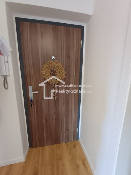 Krásny 2 izbový byt s balkónom- Vargové pole. - Vstupné dvere v 2-izbovom byte s venčekom a podlahou s dreveným dekorom.