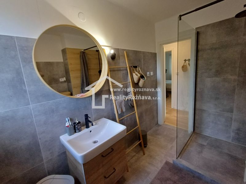 Krásny 2 izbový byt s balkónom- Vargové pole. - Kúpeľňa v 2-izbovom byte so sprchovacím kútom, umývadlom a okrúhlym zrkadlom.