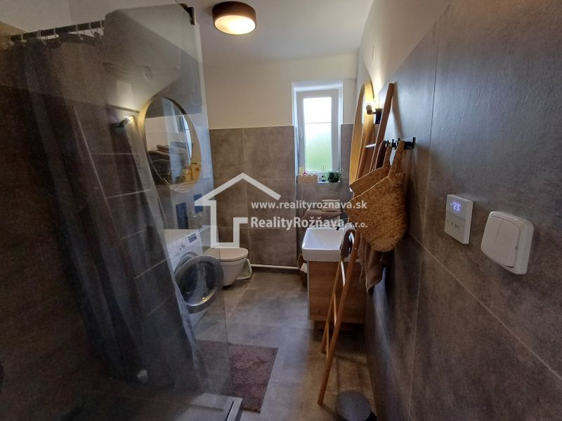 Krásny 2 izbový byt s balkónom- Vargové pole. - Kúpeľňa s práčkou a sprchovým kútom v 2-izbovom byte.