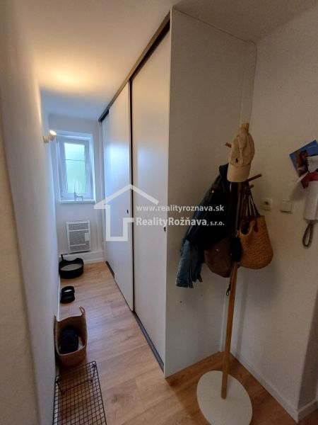 Krásny 2 izbový byt s balkónom- Vargové pole. - Chodba v 2-izbovom byte s podlahou s dreveným dekorom a vstavanými skriňami.
