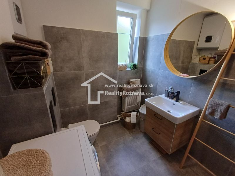 Krásny 2 izbový byt s balkónom- Vargové pole. - Kúpeľňa v 2-izbovom byte s okrúhlym zrkadlom a praktickým úložným priestorom.