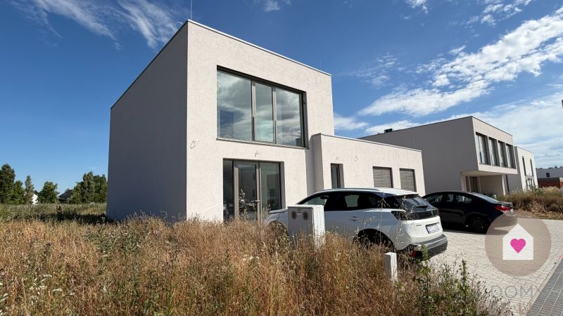 KRÁĽOVÁ PRI SENCI – SKOLAUDOVANÁ novostavba 4i RD v štandarde - Rodinný dom na ulici Récka v Kráľovej pri Senci s modernou architektúrou a parkovaním.