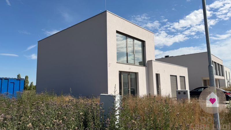 KRÁĽOVÁ PRI SENCI – SKOLAUDOVANÁ novostavba 4i RD v štandarde - Rodinný dom na Réckej ulici v Kráľovej pri Senci s modernými oknami a záhradou.