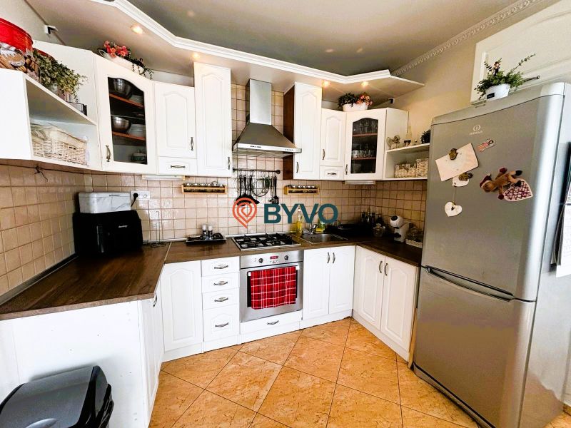 6-izbový rodinný dom v Šamoríne | 201 m² | pozemok 451 m² | - Kuchyňa v rodinnom dome s bielymi skrinkami a nerezovou chladničkou.