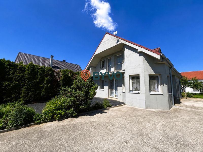 6-izbový rodinný dom v Šamoríne | 201 m² | pozemok 451 m² | - Rodinný dom v Šamoríne s upravenou záhradou a betónovou príjazdovou cestou.