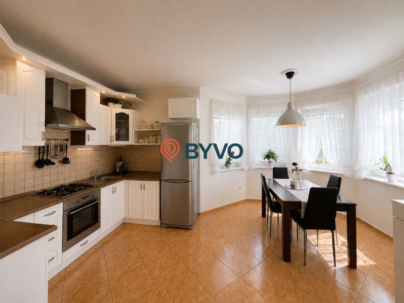 6-izbový rodinný dom v Šamoríne | 201 m² | pozemok 451 m² | - Kuchyňa v rodinnom dome s bielymi skrinkami a jedálenským stolom.