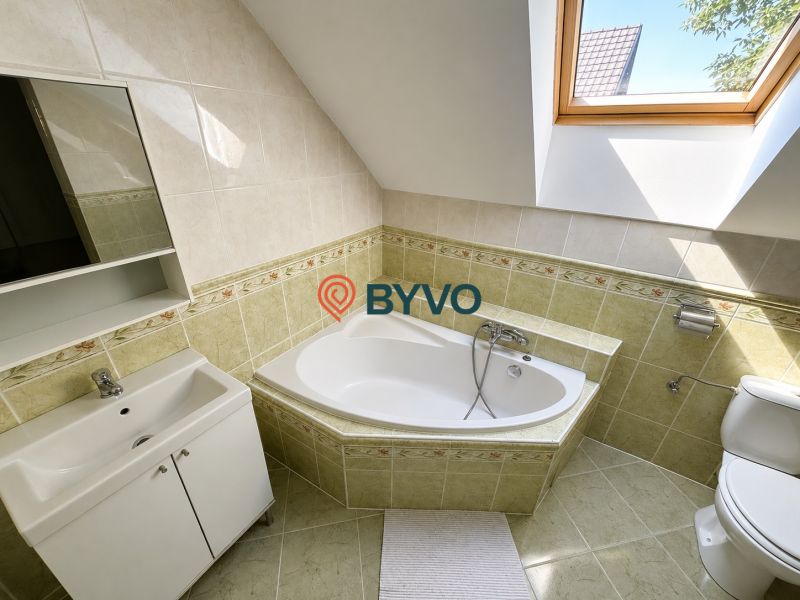 6-izbový rodinný dom v Šamoríne | 201 m² | pozemok 451 m² | - Kúpeľňa v rodinnom dome so strešným oknom a rohovou vaňou.