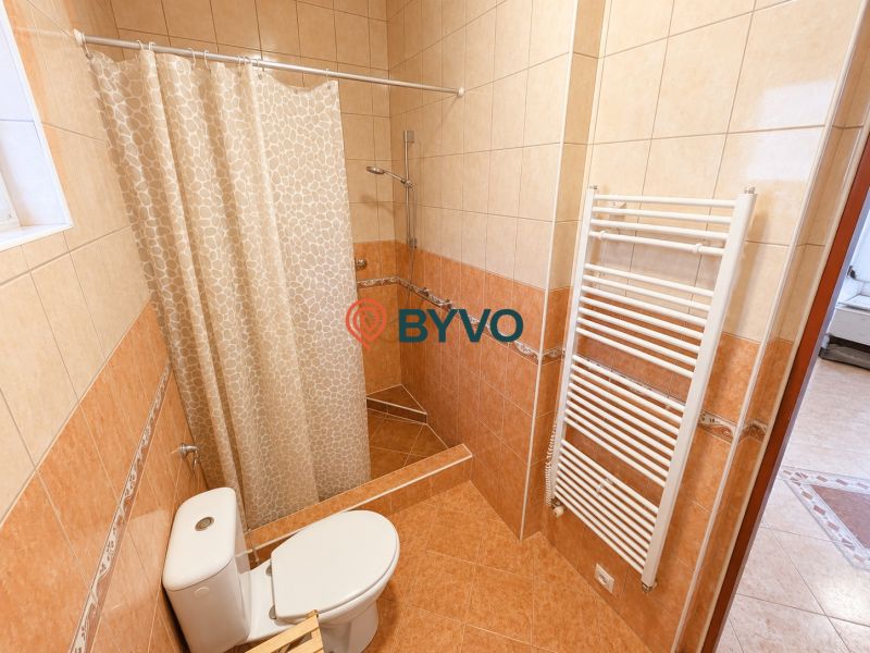 6-izbový rodinný dom v Šamoríne | 201 m² | pozemok 451 m² | - Kúpeľňa s toaletou a sprchovým kútom v rodinnom dome, obložená keramickými dlaždicami.