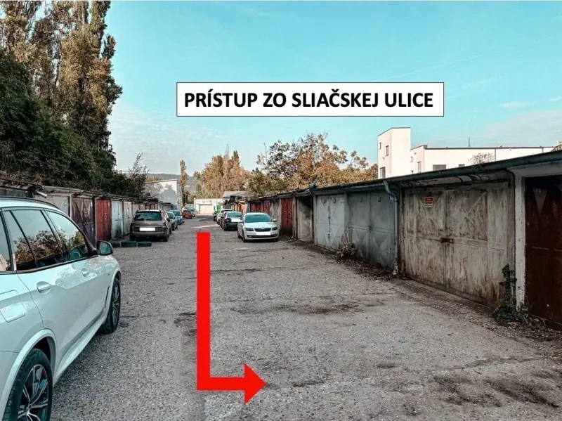 18 m2 Garáž na Sliačskej ulici v Bratislave - Garáže v Bratislave - Novom Meste na Sliačskej ulici, lemované zaparkovanými autami.