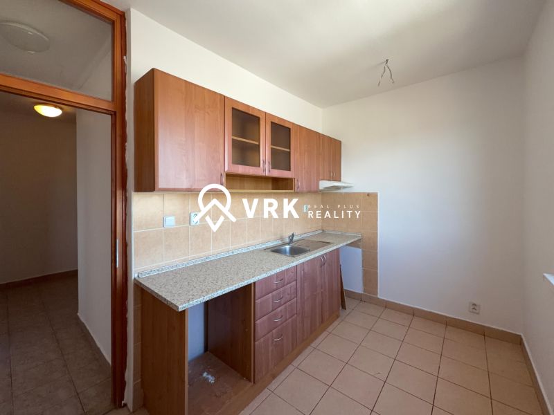 NA PREDAJ 2-IZBOVÉ BYTY, STROMOVÁ, KOŠICE- STARÉ MESTO - Kuchyňa v 2-izbovom byte s kuchynskou linkou a dlažbou na podlahe.