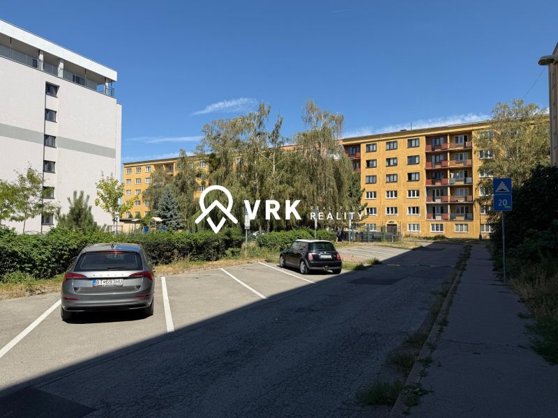 NA PREDAJ 2-IZBOVÉ BYTY, STROMOVÁ, KOŠICE- STARÉ MESTO - Bytové domy so zeleňou a parkovaním na Stromovej ulici v Košiciach, Staré Mesto.