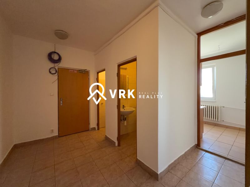 NA PREDAJ 2-IZBOVÉ BYTY, STROMOVÁ, KOŠICE- STARÉ MESTO - Interiér 2-izbového bytu s dlažbou, vľavo kúpeľňa a vpravo miestnosť s oknom.