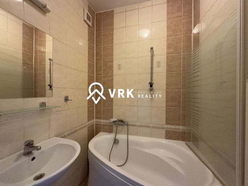 NA PREDAJ 2-IZBOVÉ BYTY, STROMOVÁ, KOŠICE- STARÉ MESTO - Kúpeľňa v 2-izbovom byte s vaňou a umývadlom, svetlé obklady.