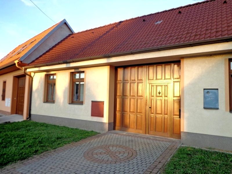 Dom s veľkou záhradou a priestorom na vlastnú realizáciu | Rohožník - Rodinný dom na ulici Pri potoku v Rohožníku s drevenými detailmi a dlažbou.