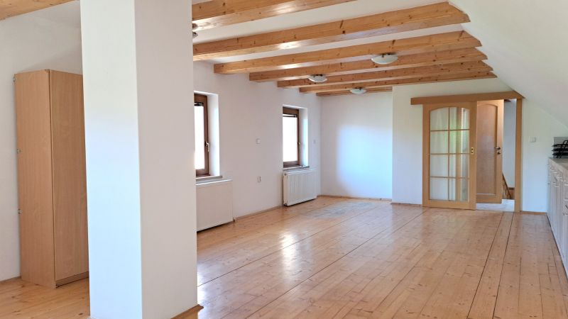 Dom s veľkou záhradou a priestorom na vlastnú realizáciu | Rohožník - Interiér rodinného domu s podlahou s dreveným dekorom a drevenými stropnými trámami.