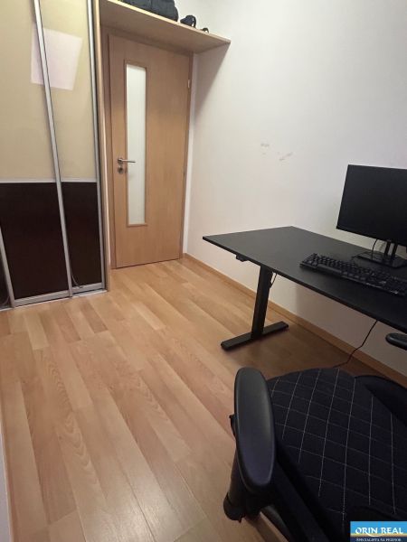 REZERVOVANÝ!Krásny zariadený 3izbový mezonet len na skok od centra - Miestnosť v 3-izbovom byte s podlahou s dreveným dekorom, pracovným stolom a úložnými priestormi.